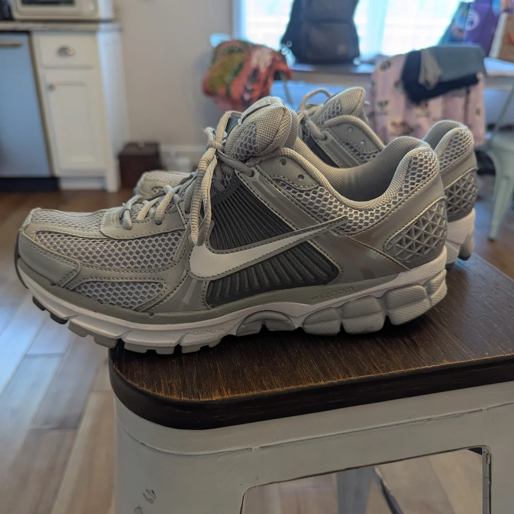 Nike Men's Silver and White Athletic Shoes - Picture 3 of 3